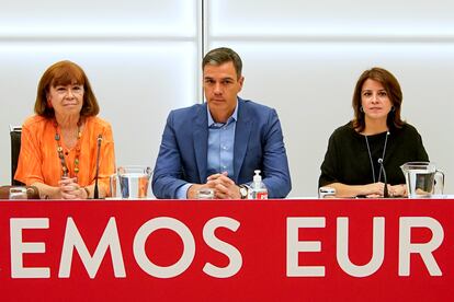 Adriana Lastra, a la derecha, junto a Pedro Sánchez y Cristina Narbona, en la reunión de la ejecutiva federal del PSOE en Madrid, tras los resultados de las elecciones andaluzas. 