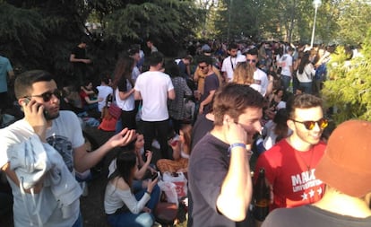 Miles de jóvenes, este jueves al botellón de San Cemento en la Universidad Complutense de Madrid.