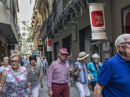 A group of tourists in Valencia.
