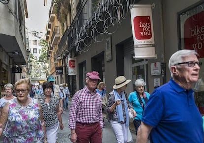 A group of tourists in Valencia.