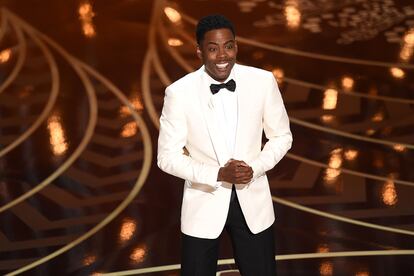 Chris Rock

El humorista, anfitrión en dos ocasiones de la gala, abordó la polémica este pasado 7 de enero mientras ejercía de presentador en los premios de los críticos de Nueva York. “Yo lo hice hace cinco años, cuando todavía se podía decir algo que fuera ofensivo y divertido a la vez, pero ya no… así que no contéis conmigo”.