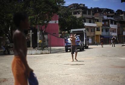 Unos niños juegan por las calles de Amaralina en Salvador de Bahía (Brasil). Salvador es una de las 12 ciudades ya elegidas por la FIFA a hospedar los partidos de la Copa Mundial de Fútbol de 2014, con sede en Brasil.