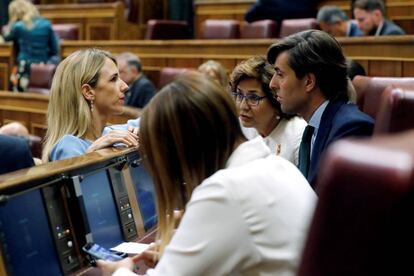 La diputada Cayetana Álvarez de Toledo habla en el hemiciclo con el parlamentario Pablo Montesinos.