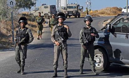 Fuerzas israelíes en la zona del atentado registrado el jueves en Migdal Oz (Cisjordania).