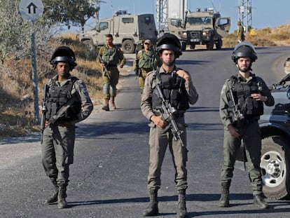 Fuerzas israelíes en la zona del atentado registrado el jueves en Migdal Oz (Cisjordania).