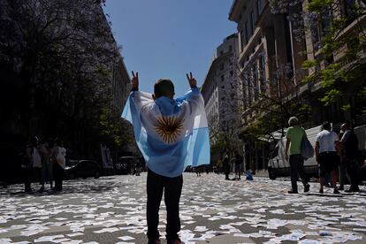 Peronistas argentinos se reúnem na Plaza de Mayo para manifestar seu apoio ao presidente Alberto Fernandez no Dia da Militância Política em Buenos Aires, Argentina, 17 de novembro de 2021.