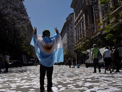 Peronistas argentinos se reúnem na Plaza de Mayo para manifestar seu apoio ao presidente Alberto Fernandez no Dia da Militância Política em Buenos Aires, Argentina, 17 de novembro de 2021.