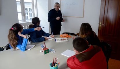 Uno de los maestros imparte una clase de refuerzo en Pontedeume