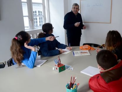 Uno de los maestros imparte una clase de refuerzo en Pontedeume