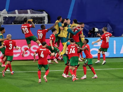 Los jugadores de Portugal celebran el gol de Conceição sobre el final.