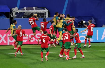 Los jugadores de Portugal celebran el gol de Conceição sobre el final.