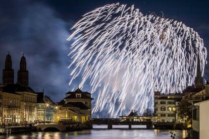 Fuegos artificiales sobre la ciudad de Zúrich (Suiza).