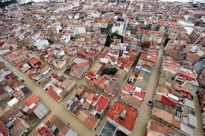 Vista aérea de la ciudad de Dolores (Alicante) inundada a causa del desbordamiento del río Segura, este sábado.