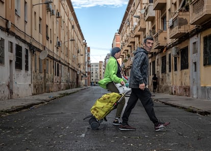 Las llamadas popularmente Casitas Rosas son unos bloques de viviendas construidas en 1957 por el entonces Ministerio de Vivienda como una solución para las familias que habían perdido sus casas en la riada de ese año. En la imagen, dos personas del barrio atraviesan una de sus calles.