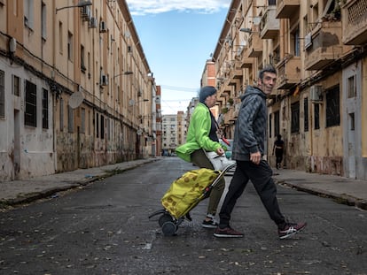 Las llamadas popularmente Casitas Rosas son unos bloques de viviendas construidas en 1957 por el entonces Ministerio de Vivienda como una solución para las familias que habían perdido sus casas en la riada de ese año. En la imagen, dos personas del barrio atraviesan una de sus calles.