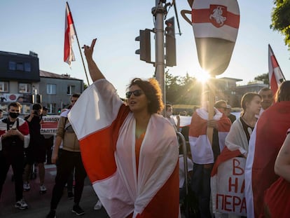 Exiliados y activistas se manifiestan el 8 de agosto en Varsovia por el primer aniversario de las protestas de la oposición en Bielorrusia.