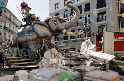 Las comisiones falleras apuran el montaje de las mas de 700 fallas que invaden la ciudad de València y que serán pasto de las llamas la noche del 19.