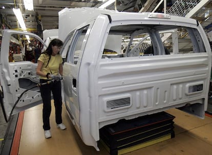 Una empleada trabaja en el montaje de una camioneta F-150 en la planta que Ford tiene en Dearborn (Michigan).