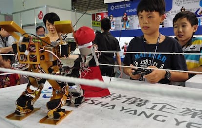 Un visitante en la &uacute;ltima edici&oacute;n del Taipei International Robot Show, una de las ferias tecnol&oacute;gicas con m&aacute;s tir&oacute;n de Asia. 