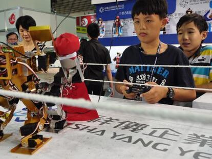 Un visitante en la &uacute;ltima edici&oacute;n del Taipei International Robot Show, una de las ferias tecnol&oacute;gicas con m&aacute;s tir&oacute;n de Asia. 