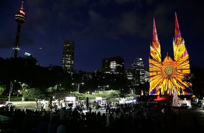 Cada año, imágenes relacionadas con la Navidad se proyectan en la fachada de la catedral de Santa María, en Sídney. Este hermoso espectáculo se desarrolla entre el 5 y el 25 de diciembre, con el siguiente orden: a las 17.00 abren los <i>food-trucks</i> dispuestos por la plaza; a las 19.30 cantan los coros, a modo de preámbulo, y a las 20.30 comienza la exhibición de luces, la más popular de la ciudad australiana por estas fechas. Los visitantes suelen amenizar la noche con café, chocolate caliente y dulces como churros o helado artesano.