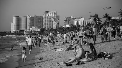 Turistas en la playa central de Pattaya, en Tailandia, el día internacional de la cometa, en febrero de 2023.