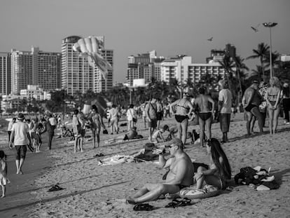 Turistas en la playa central de Pattaya, en Tailandia, el día internacional de la cometa, en febrero de 2023.