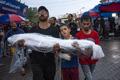 Palestinos lloran a sus familiares asesinados durante un bombardeo israelí, este martes en los alrededores de un hopsital en Jan Yunis.