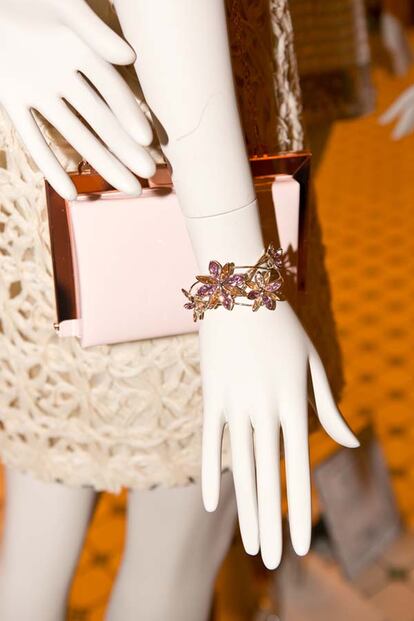 Detalle del bolso de Tous y la pulsera de Swarosky elegidas por Priscila Hernndez del blog Personal Style.