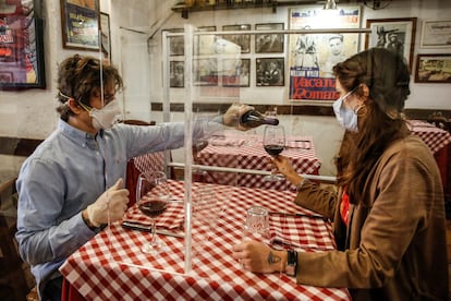 Tras la cuarentena, el coronavirus seguirá exigiendo medidas de protección. Lo saben en Il Ciak, un restaurante ubicado en Roma que este jueves ya probó las planchas de metacrilato que permitirán aislar a los comensales.