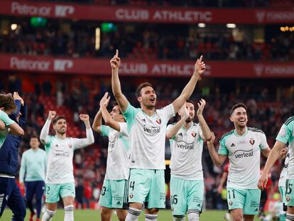 Los jugadores de Osasuna celebran su pase a la final de la Copa del Rey tras empatar en San Mamés.