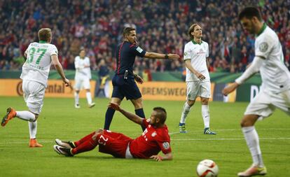 Arturo Vidal (de rojo) tras simular un penalti ante el Bremen.