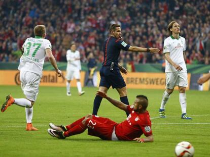 Arturo Vidal (de rojo) tras simular un penalti ante el Bremen.