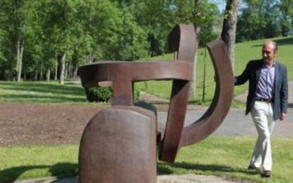 Luis Chillida junto a una de las obras del escultor ayer en el Museo Chillida-Leku.