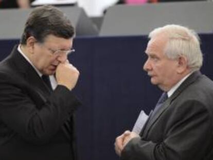 El presidente de la Comisión Europea, José Manuel Durao Barroso (i), conversa hoy con el líder del Partido Popular Europeo, Joseph Daul, en el Parlamento Europeo (PE), en Estrasburgo, Francia.