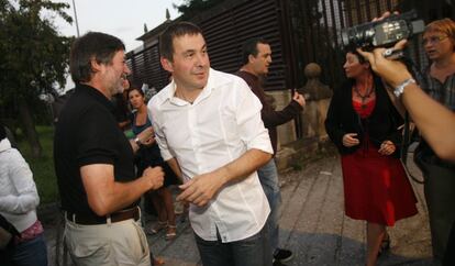 30 de agosto de 2008. Arnaldo  Otegi  y Rafael Díez Usabiaga, a la salida del primero de la cárcel de Martutene.