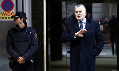 Luis Bárcenas sale de la Audiencia Nacional en una de sus comparecencias tras su salida de la cárcel.