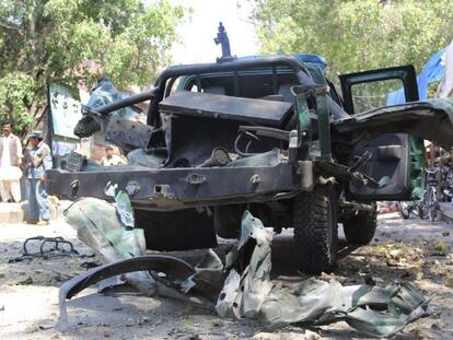 Un veh&iacute;culo policial da&ntilde;ado tras la explosi&oacute;n de un artefacto en Jalalabad.