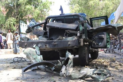 Un vehículo policial dañado tras la explosión de un artefacto en Jalalabad.