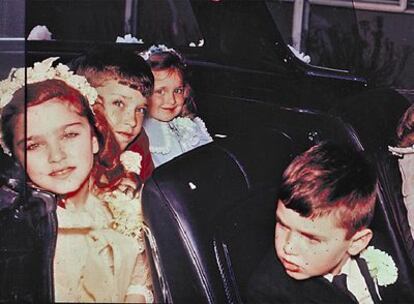 Madonna, en su primera comunión, en 1967. Junto a ella, sus hermanos Melanie y Marty. En el asiento delantero, Christopher.
