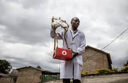 La empresa estadounidense Zipline utiliza sus drones para hacer llegar medicamentos y reservas de sangre a los lugares más remotos de países como Ruanda.