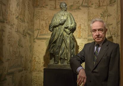 Héctor Vasconcelos junto a una estatua de su padre, José Vasconcelos.