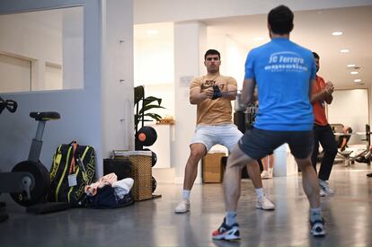 Alcaraz hace ejercicios de calentamiento con su fisio, Juanjo Moreno. / ROLAND GARROS