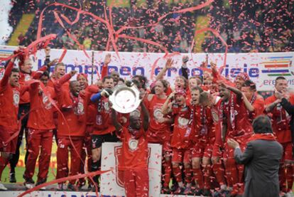 Los jugadores del Twente celebran su primer liga.