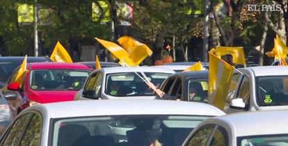 Varios vehículos en la Castellana el domingo en la marcha contra la Ley Celaá.