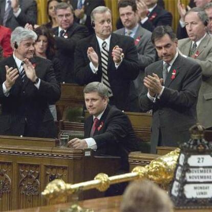 El primer ministro canadiense, el conservador Stephen Harper, recibe los aplausos de los diputados tras votar a favor del reconocimiento de Quebec como nación.