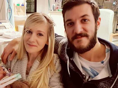 Els pares de Charlie Gard amb el petit a l'hospital, en una imatge que apareix a la seva pàgina 'web'.