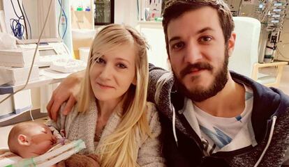 Los padres de Charlie Gard con el pequeño en el hospital, en una imagen que aparece en su página 'web'.