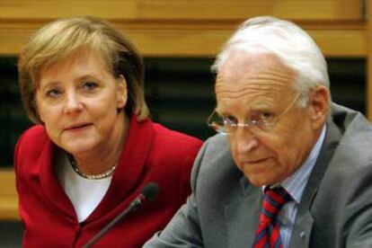 La futura canciller, Angela Merkel, y el líder de la Unión Cristiano Social (CSU), Edmund Stoiber, ayer en Berlín.