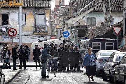 Policías antidisturbios vigilan, el 6 de abril, las demoliciones de viviendas en el barrio de El Cabanyal.